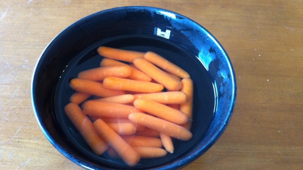 Keep Baby Carrots In Water In The Fridge For Easy, Healthy Snacking
