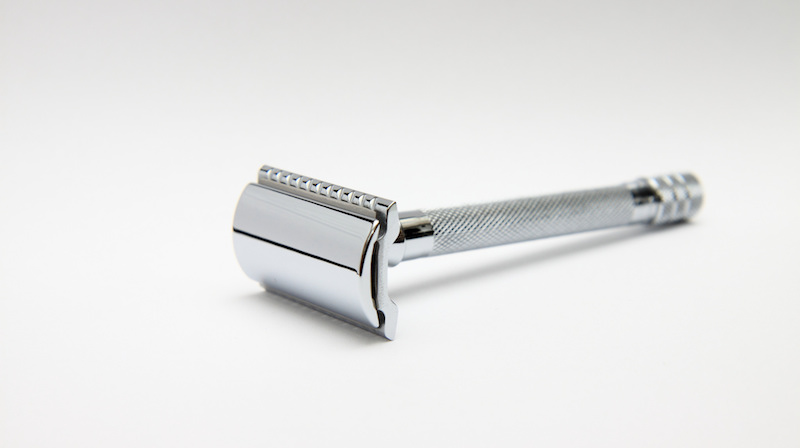 Clean Your Reusable Razor In A Snap With A White Vinegar Soak