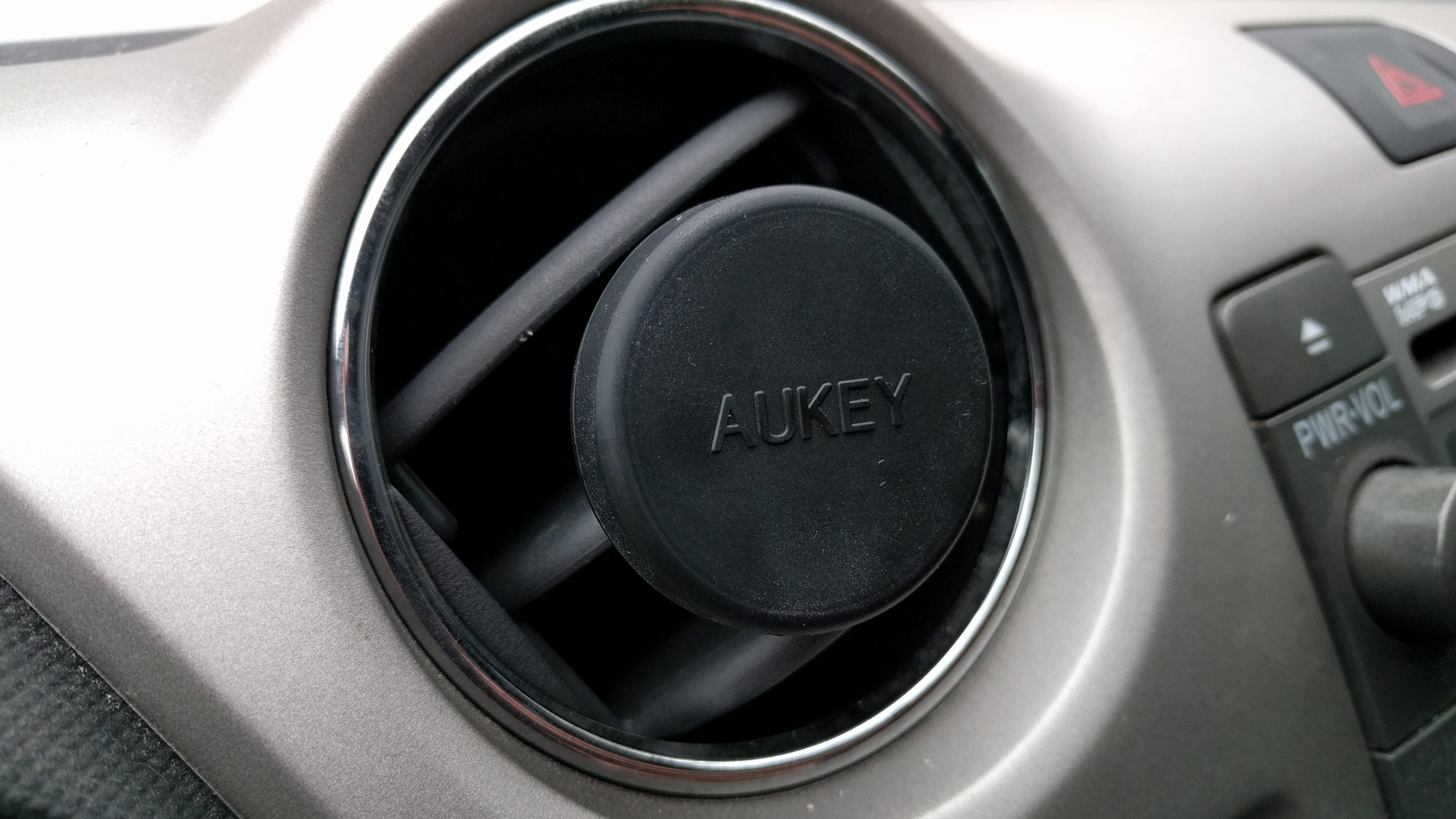 Aukey Magnetic Car Mount Review: A Dead Simple Mount For Any Car