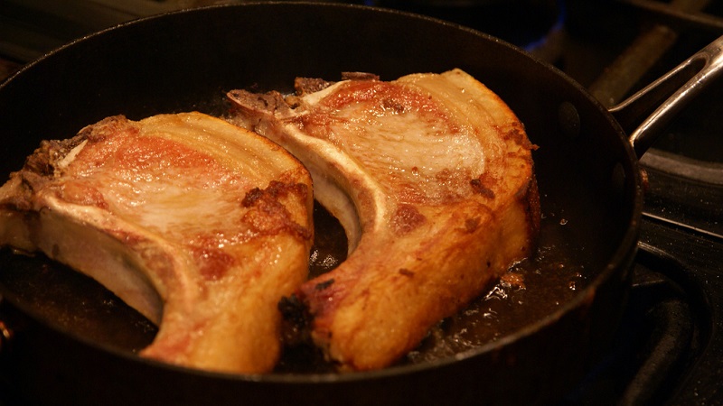 Perfectly Sear Pork Chops Without Overcooking Them With This Oven Trick
