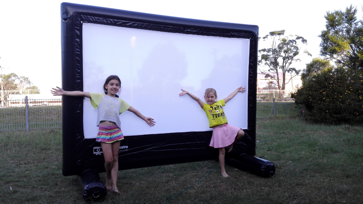 HandiTheatre Review: A Blow-Up Cinema For Your Backyard