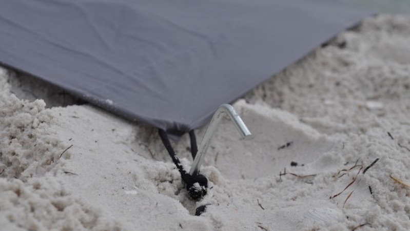 Turn An Old Sheet Into A Beach Blanket That Won’t Blow Away