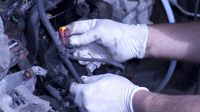 Ask Auto Mechanics To Show You The Problem To Avoid Getting Ripped Off