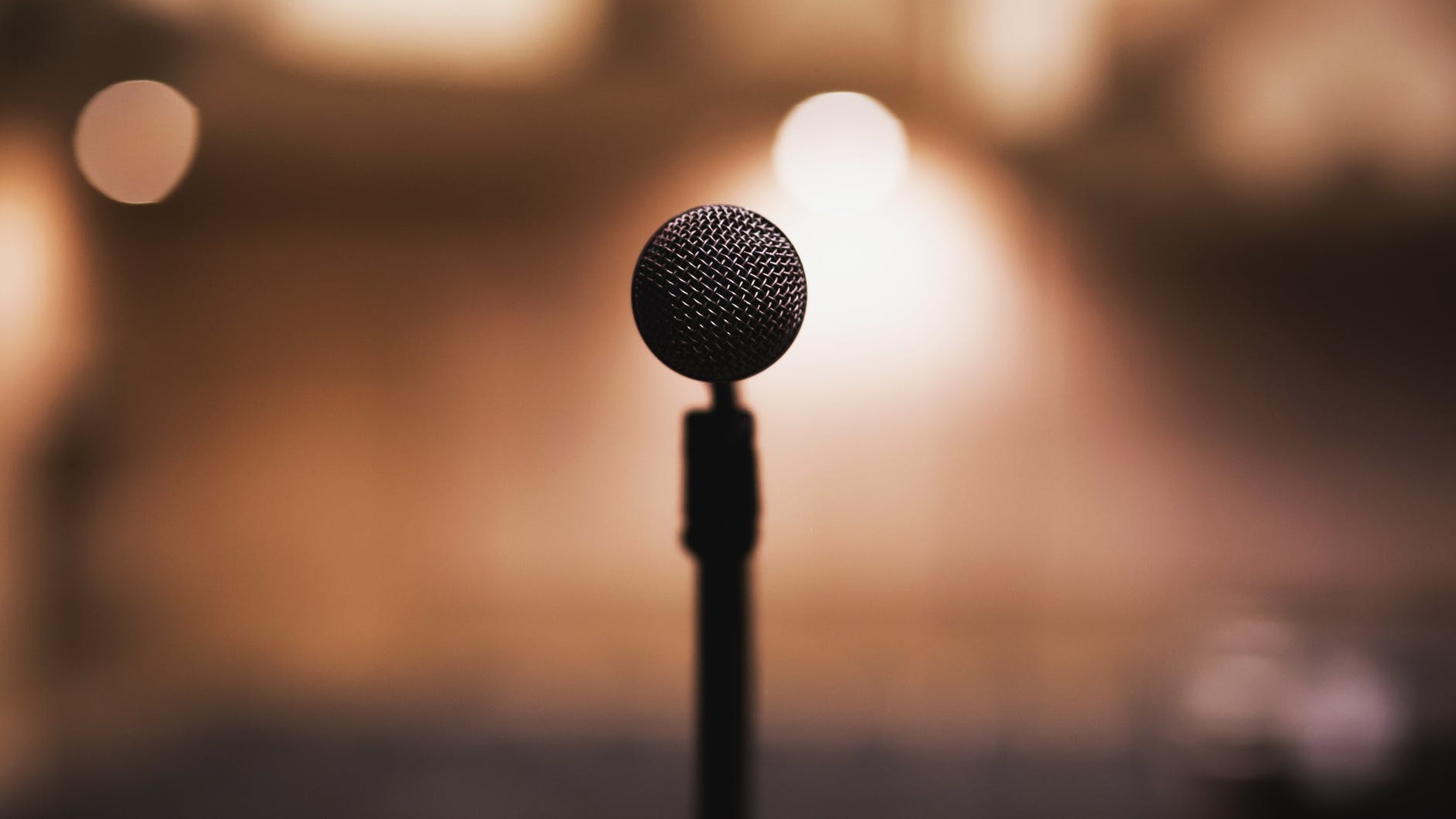 Improve Your Public Speaking With This Free Voice-Controlled Teleprompter