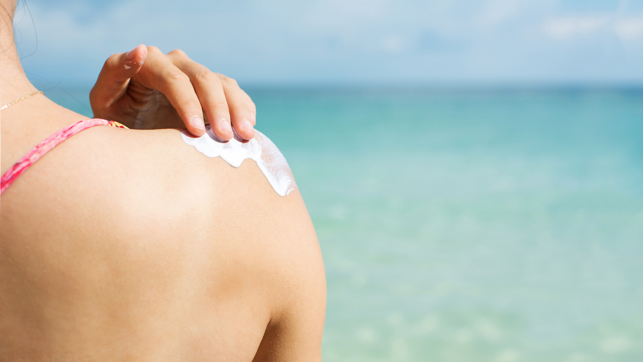 A Non-Awkward Way to Apply Sunscreen to Your Own Back