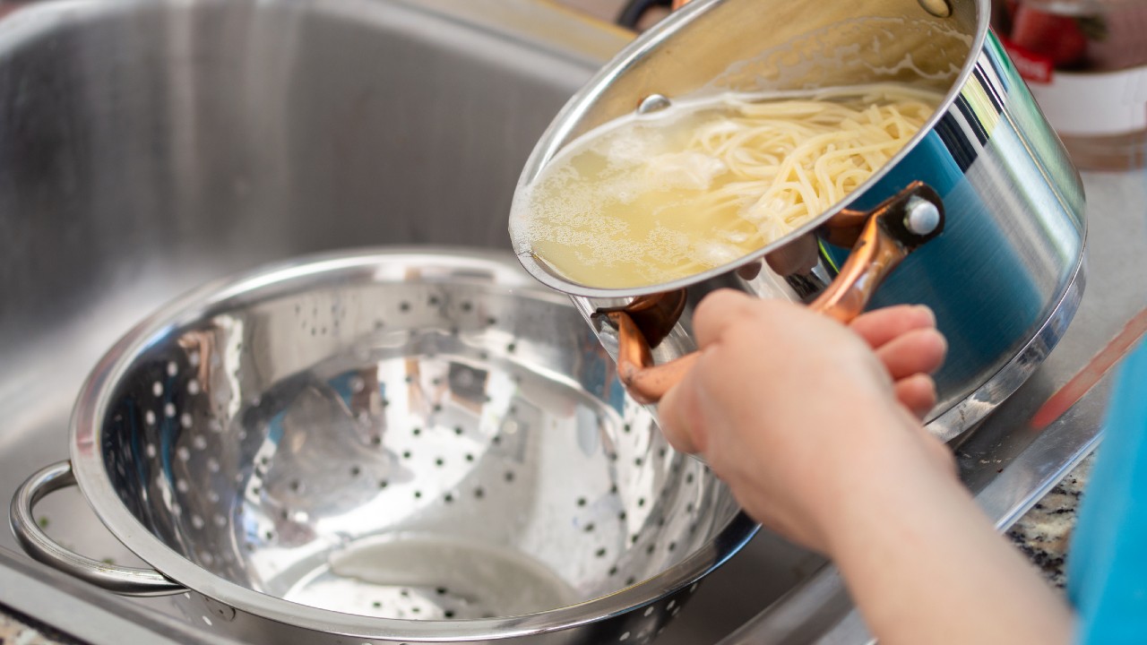 This Trick for Straining Your Pasta Is a Game-Changer