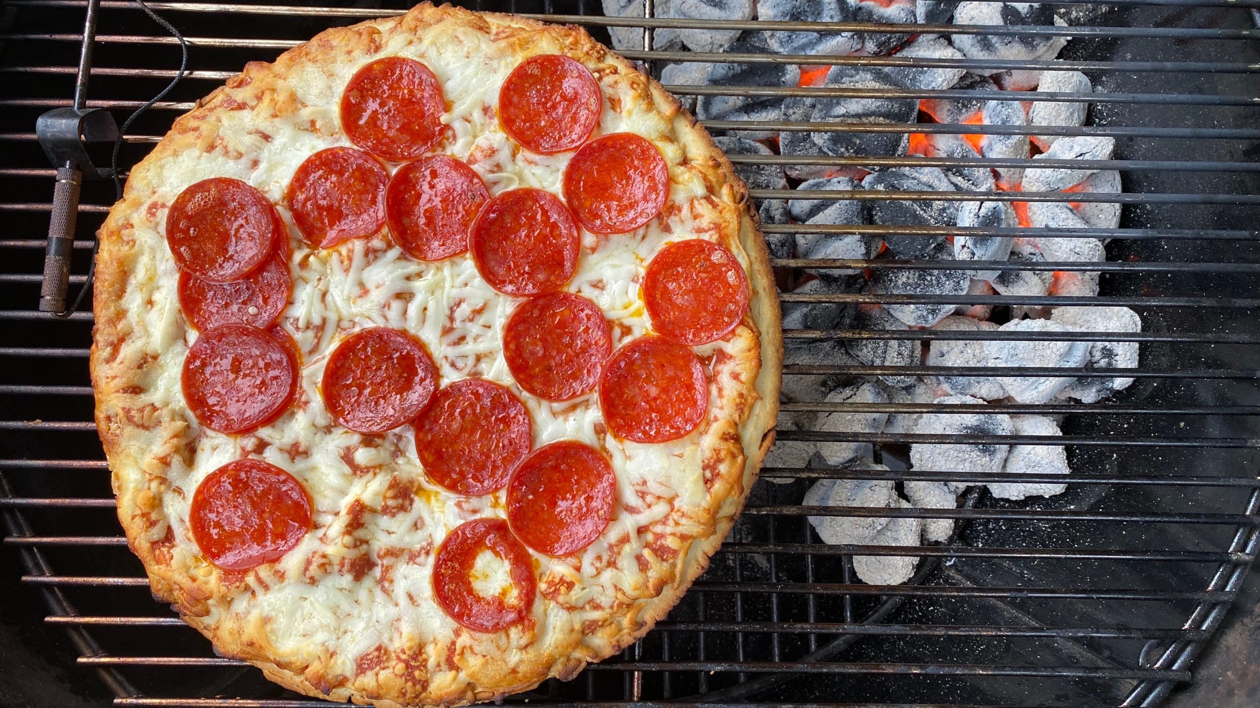 你可以烧烤一张冷冻披萨