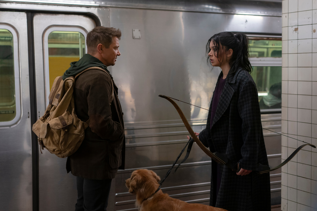 (L-R): Hawkeye/Clint Barton (Jeremy Renner) and Kate Bishop (Hailee Steinfeld) in Marvel Studios' LOKI, exclusively on Disney+. Photo by Mary Cybulski. ©Marvel Studios 2021. All Rights Reserved.