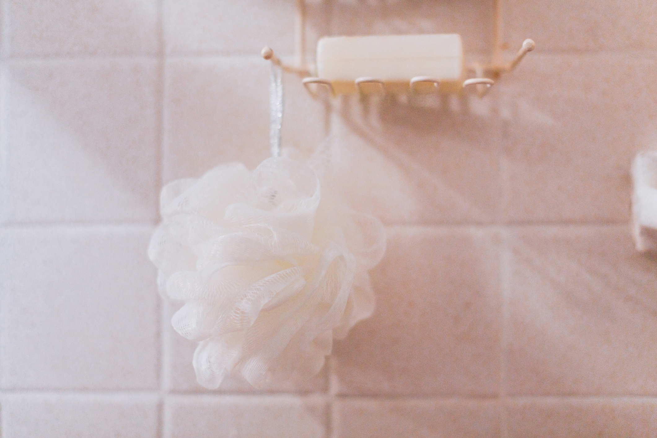 Multiply Your Shower Storage in Minutes With This Renter’s Dream Of a Hack
