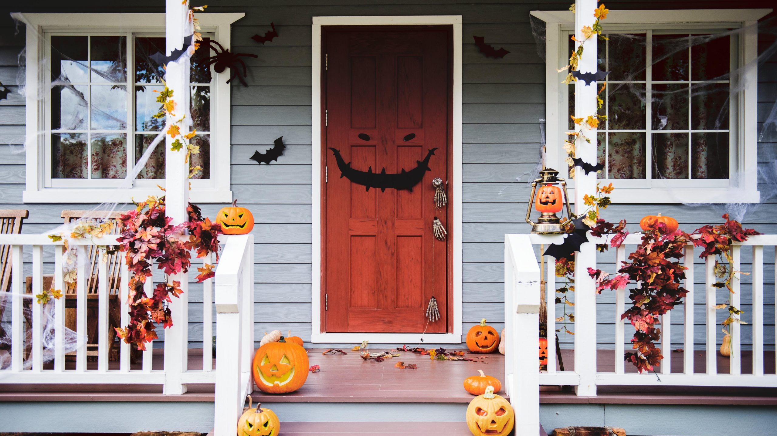 8 Easy Ways to Spookify Your Front Verandah for Halloween