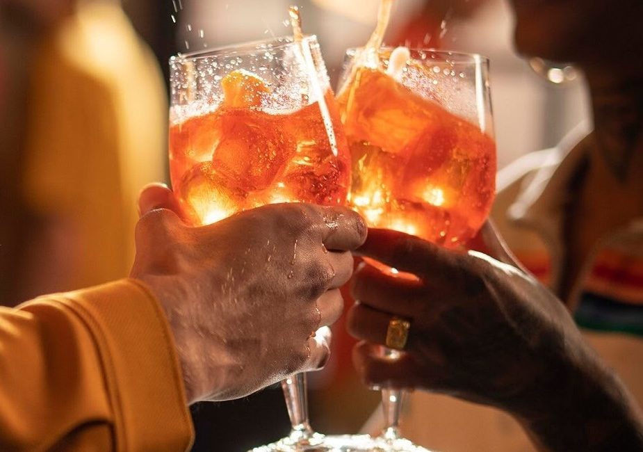 How To Make The Perfect Aperol Spritz For Summer Sessions