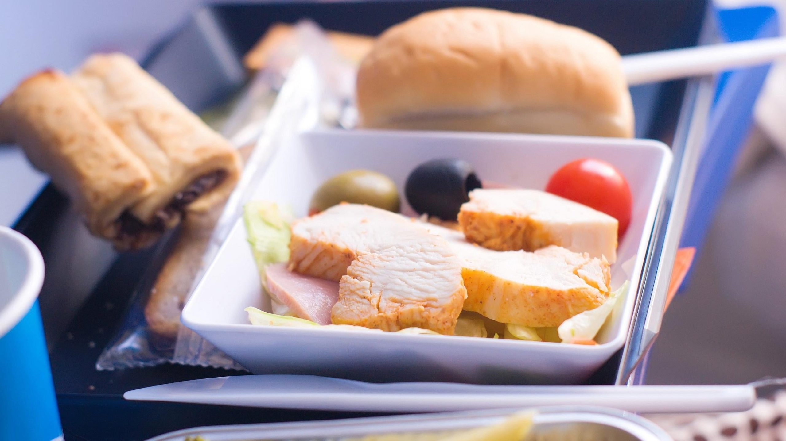 如何在飞机上吃饭而不生病