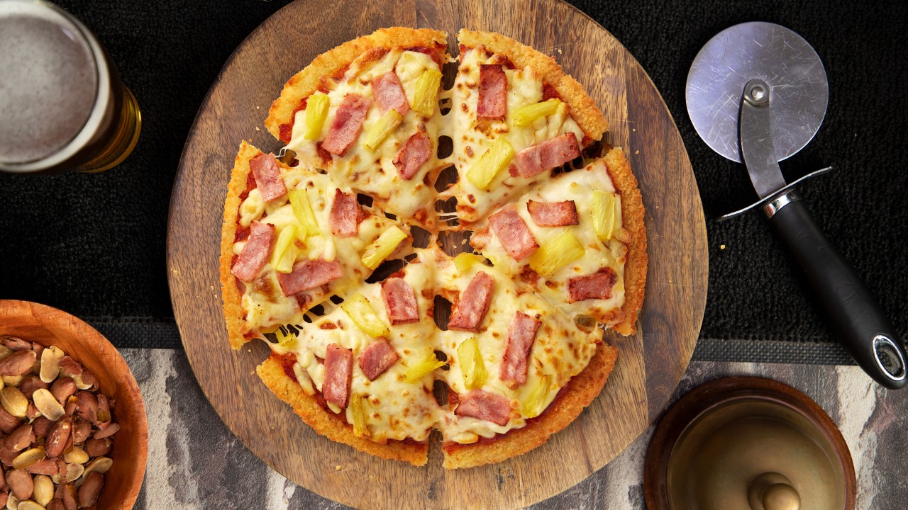 Pizza Hut的Schnitzza中，生活中的两种最好的食物聚集在一起